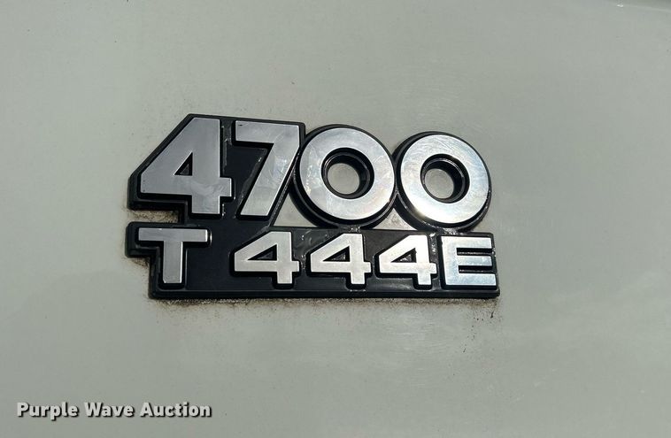 image for item MO9140 2001 International 4700  street sweeper truck