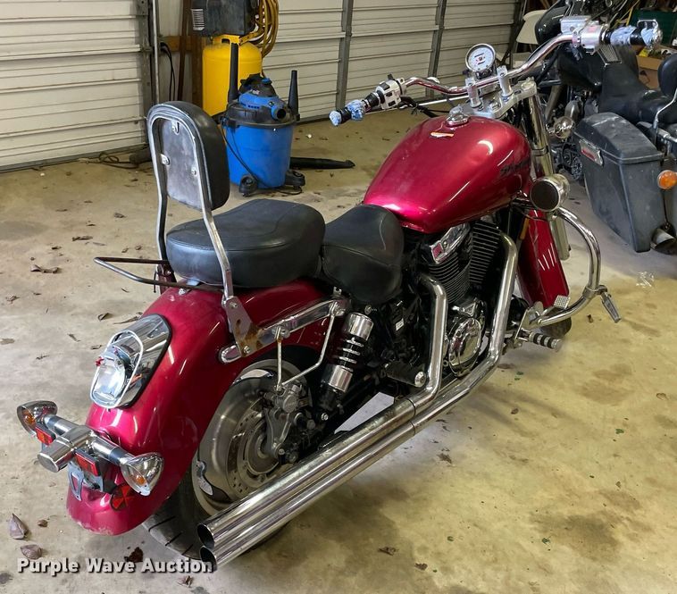 image for item NA9731 2004 Honda Shadow VT1100C2  motorcycle