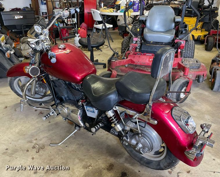 image for item NA9731 2004 Honda Shadow VT1100C2  motorcycle