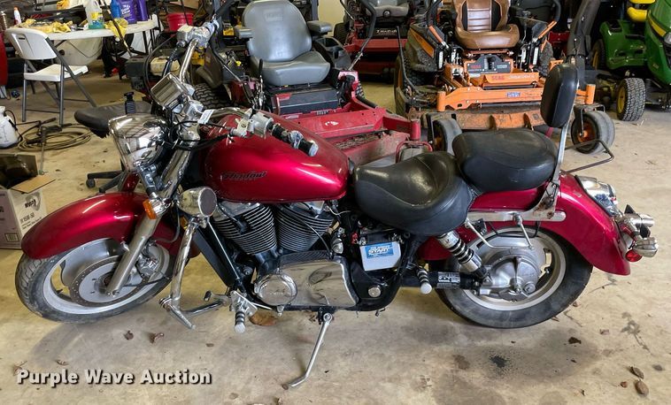 image for item NA9731 2004 Honda Shadow VT1100C2  motorcycle