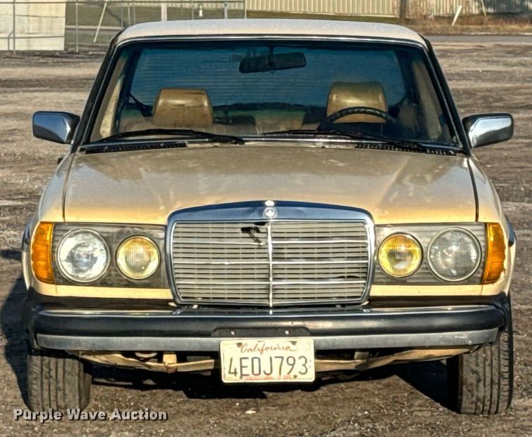 image for item NM9203 1983 Mercedes Benz 240D