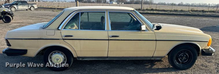 image for item NM9203 1983 Mercedes Benz 240D