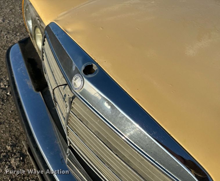 image for item NM9203 1983 Mercedes Benz 240D