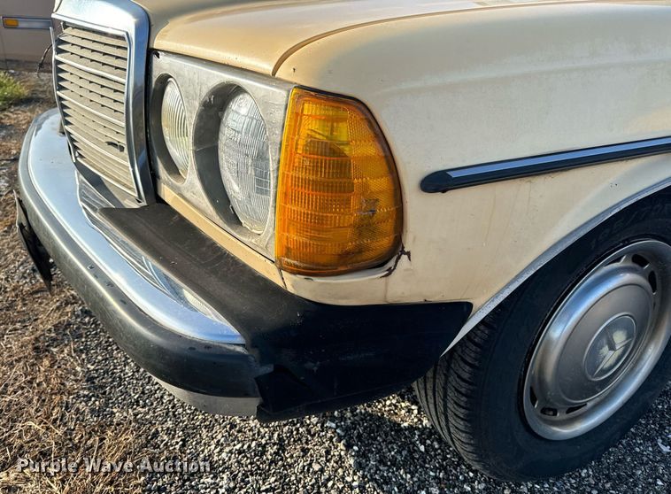 image for item NM9203 1983 Mercedes Benz 240D