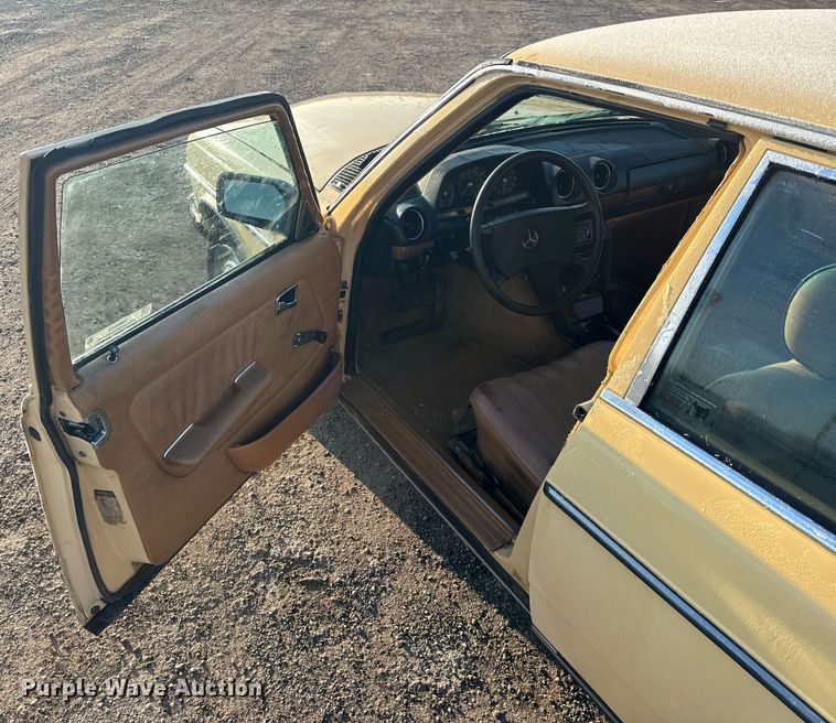 image for item NM9203 1983 Mercedes Benz 240D