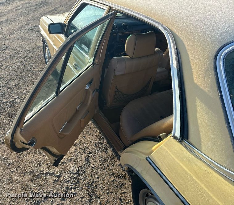 image for item NM9203 1983 Mercedes Benz 240D