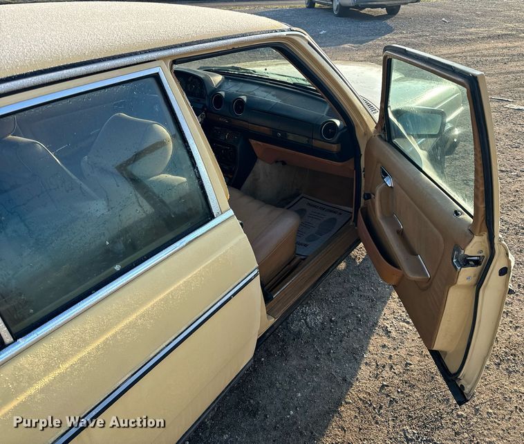 image for item NM9203 1983 Mercedes Benz 240D