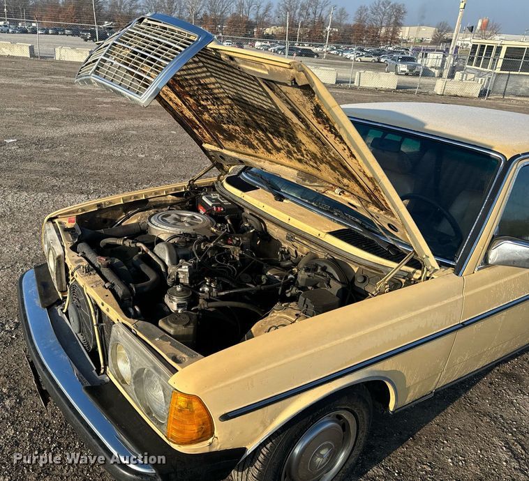 image for item NM9203 1983 Mercedes Benz 240D