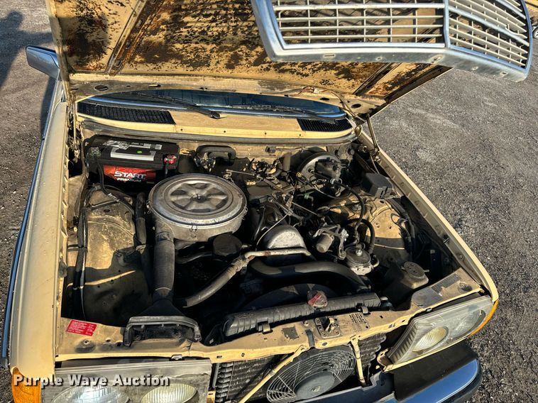 image for item NM9203 1983 Mercedes Benz 240D