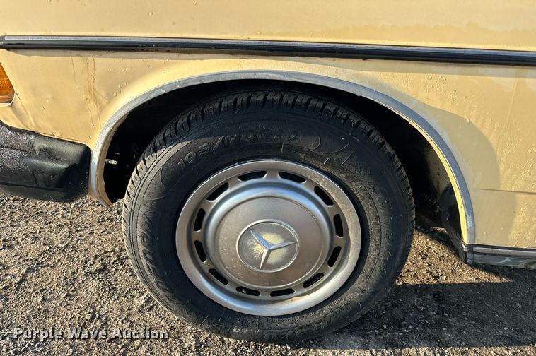 image for item NM9203 1983 Mercedes Benz 240D