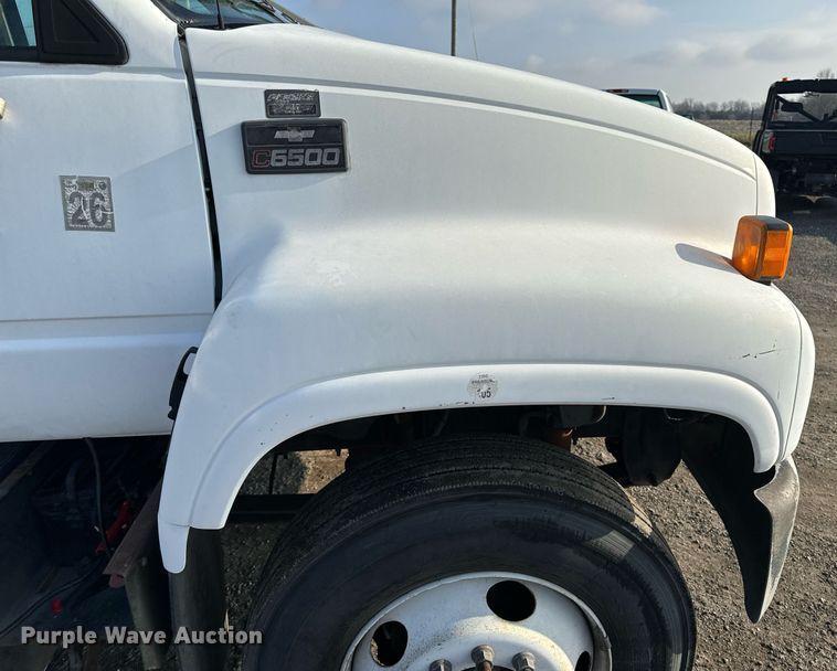 image for item NM9205 2000 Chevrolet C6500  box truck