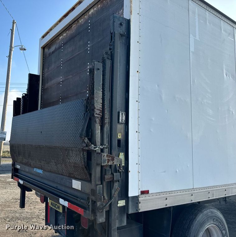 image for item NM9205 2000 Chevrolet C6500  box truck