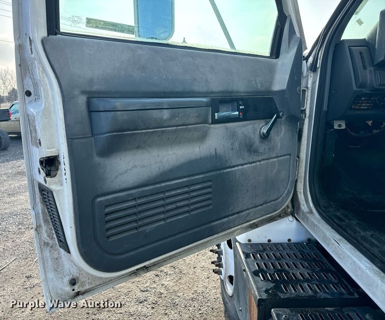 image for item NM9205 2000 Chevrolet C6500  box truck