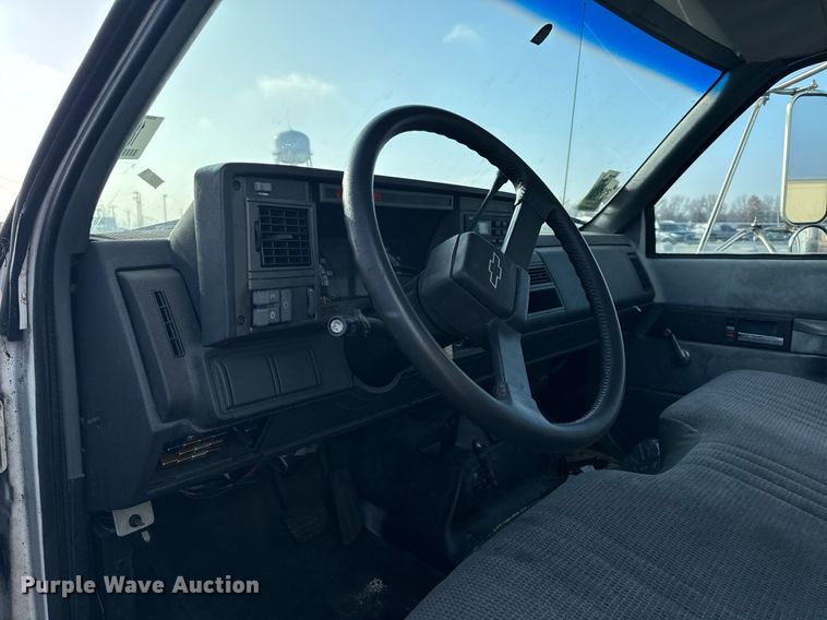 image for item NM9205 2000 Chevrolet C6500  box truck