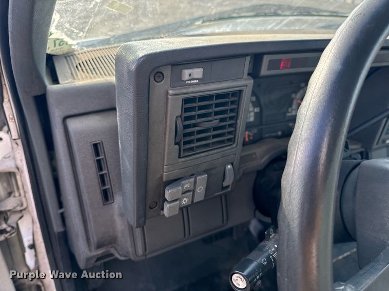 image for item NM9205 2000 Chevrolet C6500  box truck