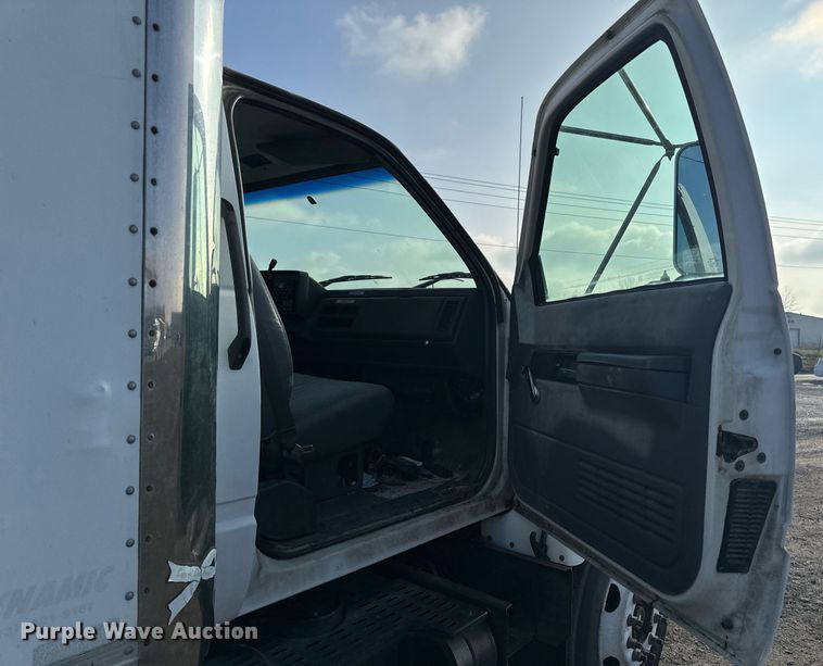 image for item NM9205 2000 Chevrolet C6500  box truck