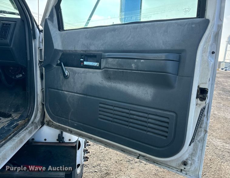 image for item NM9205 2000 Chevrolet C6500  box truck