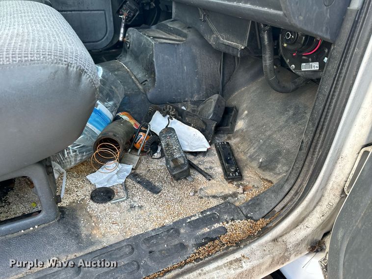 image for item NM9205 2000 Chevrolet C6500  box truck