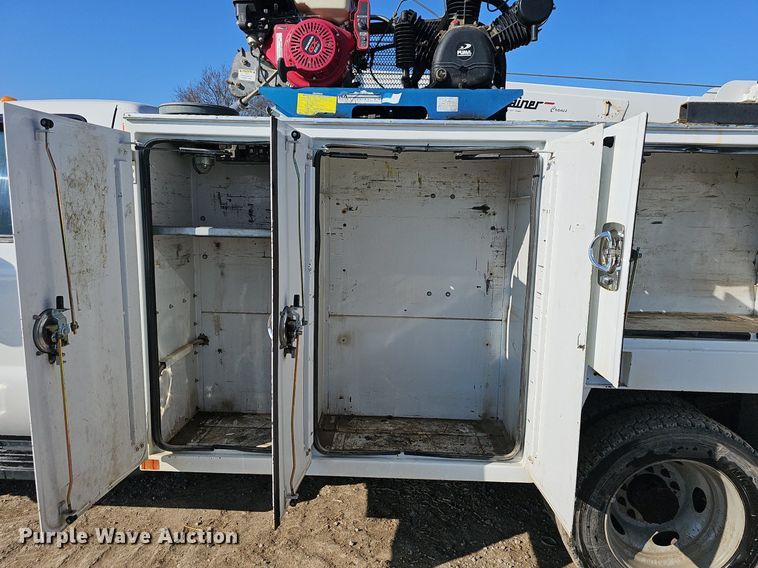 image for item NP9299 2008 Ford F550 Super Duty XLT  utility / service truck