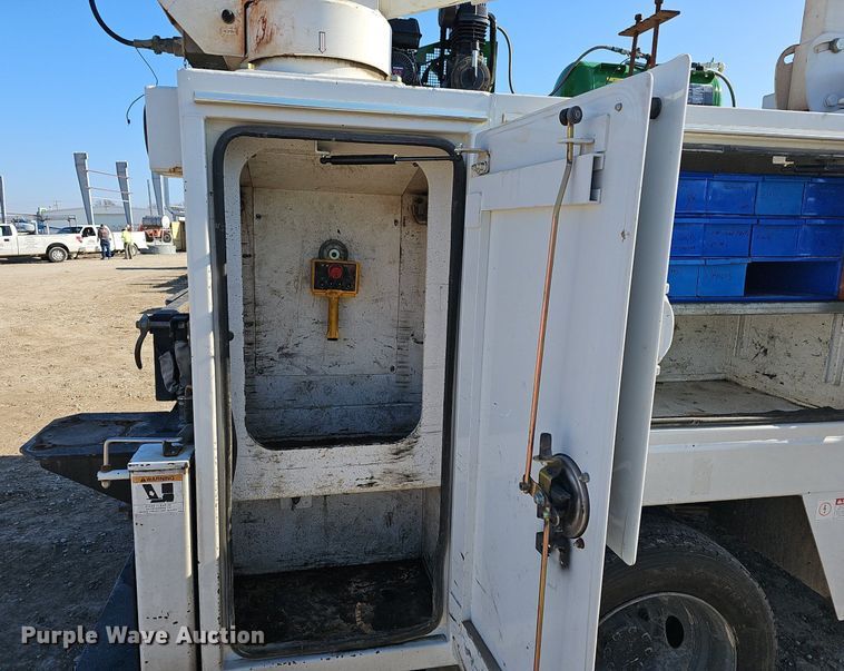 image for item NP9300 2014 Ford F550 Super Duty  utility / service truck