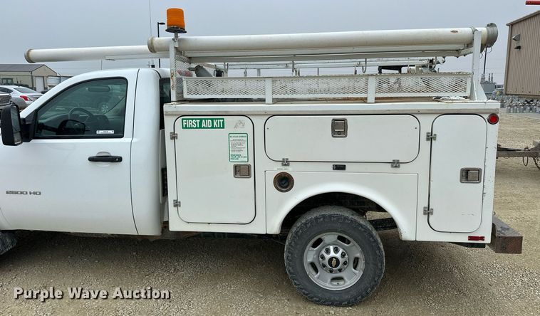 image for item NS9158 2013 Chevrolet Silverado 2500HD  utility bed pickup truck