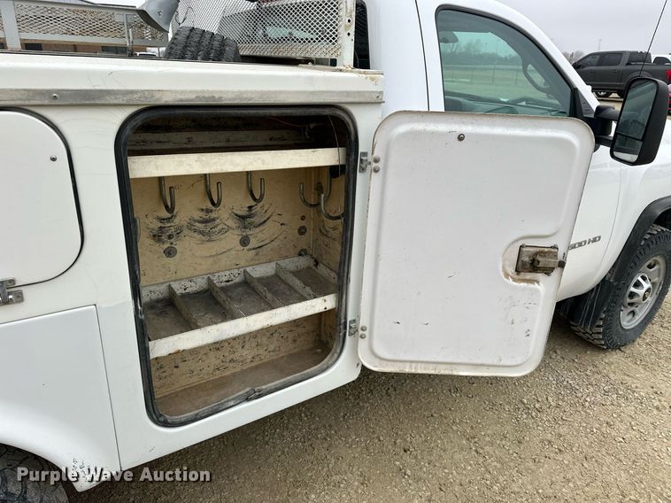 image for item NS9158 2013 Chevrolet Silverado 2500HD  utility bed pickup truck