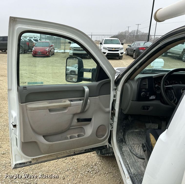 image for item NS9158 2013 Chevrolet Silverado 2500HD  utility bed pickup truck