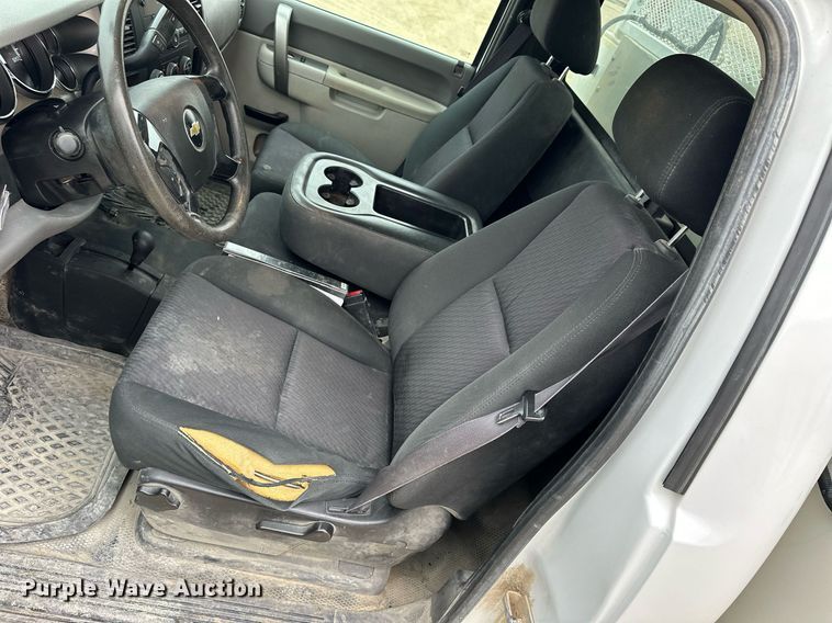 image for item NS9158 2013 Chevrolet Silverado 2500HD  utility bed pickup truck