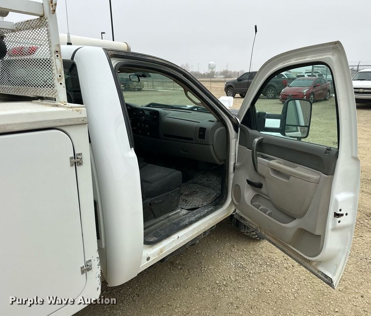 image for item NS9158 2013 Chevrolet Silverado 2500HD  utility bed pickup truck