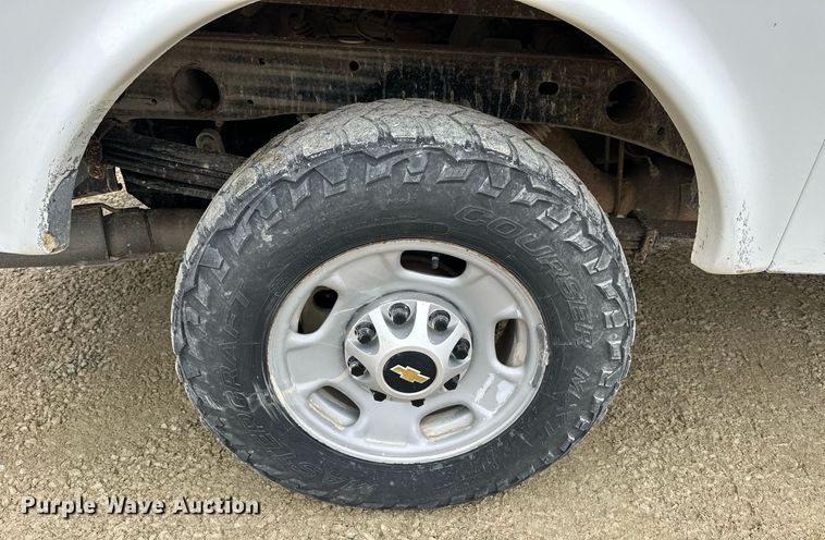 image for item NS9158 2013 Chevrolet Silverado 2500HD  utility bed pickup truck