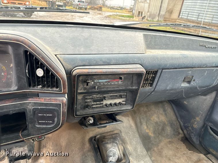 image for item OD9891 1991 Ford F450  flatbed pickup truck