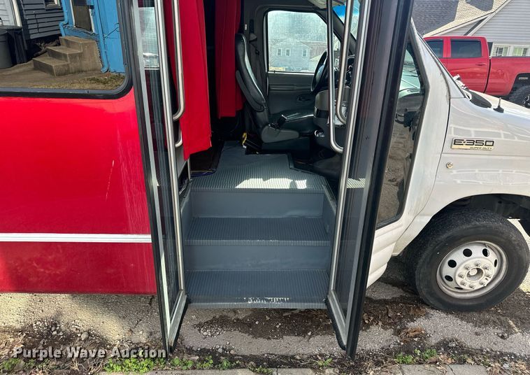 image for item OF9139 2007 Ford E350  party bus