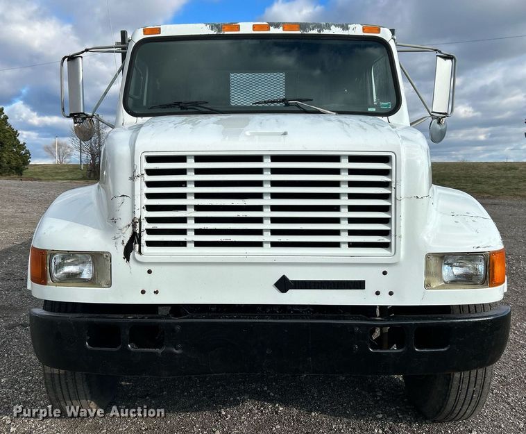 image for item OI9504 1995 International  4700 flatbed truck