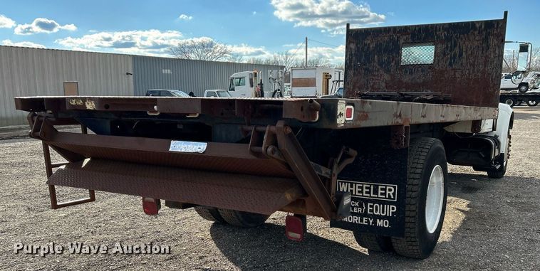 image for item OI9504 1995 International  4700 flatbed truck