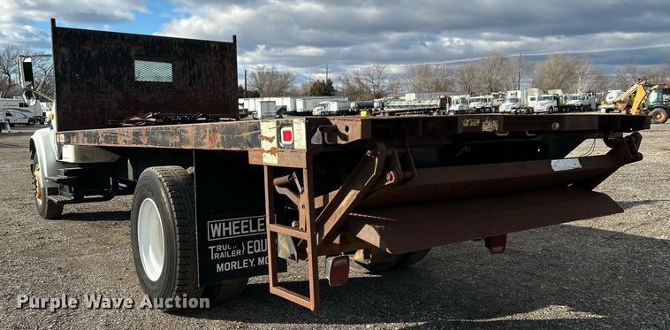 image for item OI9504 1995 International  4700 flatbed truck