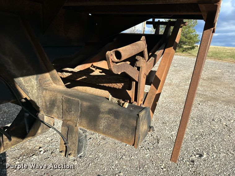 image for item OI9504 1995 International  4700 flatbed truck