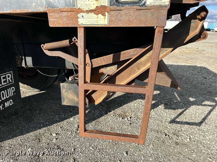 image for item OI9504 1995 International  4700 flatbed truck