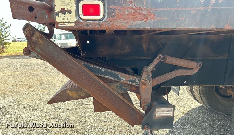 image for item OI9504 1995 International  4700 flatbed truck