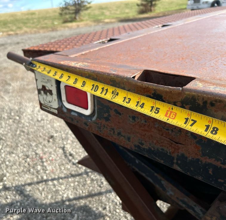 image for item OI9504 1995 International  4700 flatbed truck