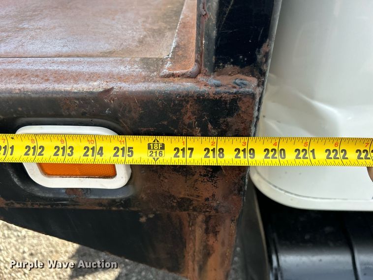 image for item OI9504 1995 International  4700 flatbed truck