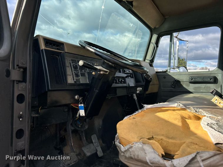 image for item OI9504 1995 International  4700 flatbed truck