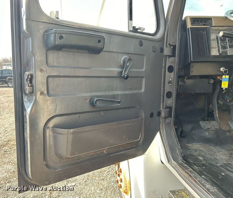 image for item OI9504 1995 International  4700 flatbed truck