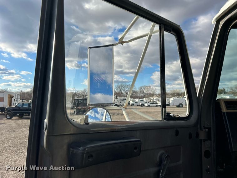 image for item OI9504 1995 International  4700 flatbed truck