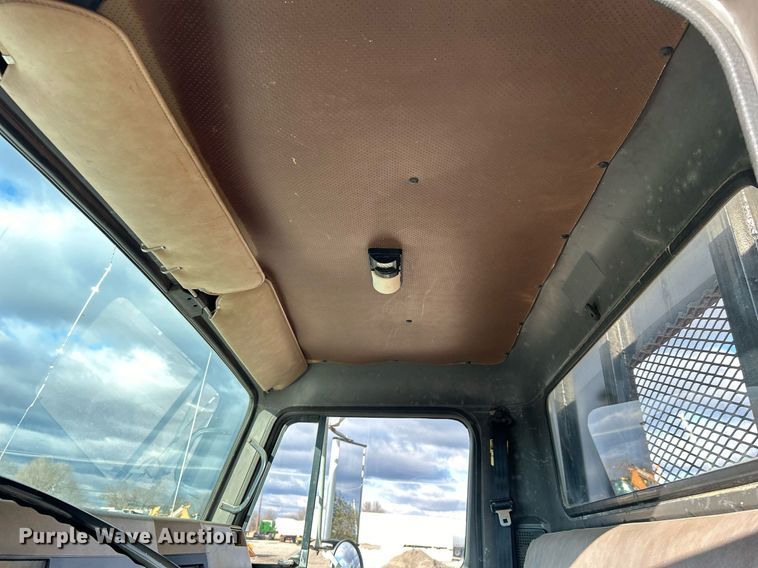 image for item OI9504 1995 International  4700 flatbed truck