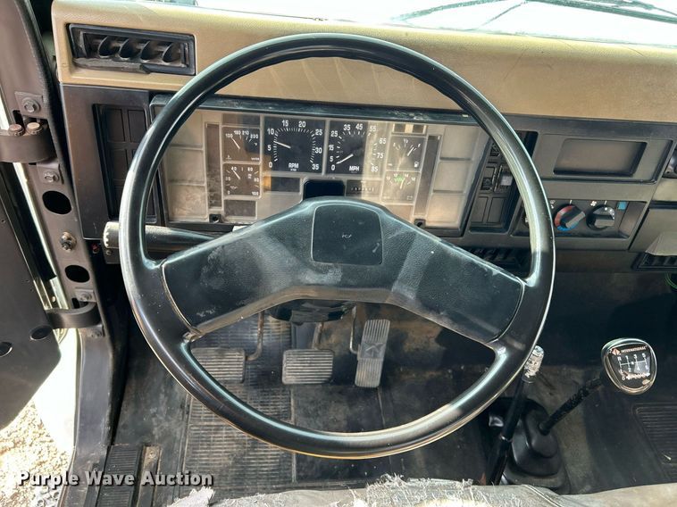 image for item OI9504 1995 International  4700 flatbed truck