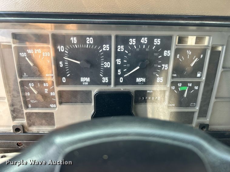 image for item OI9504 1995 International  4700 flatbed truck