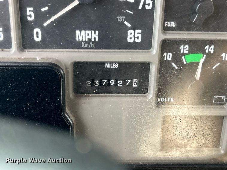 image for item OI9504 1995 International  4700 flatbed truck