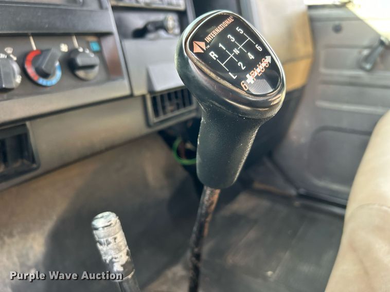 image for item OI9504 1995 International  4700 flatbed truck