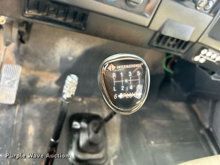 image for item OI9504 1995 International  4700 flatbed truck