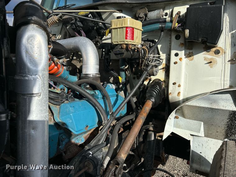 image for item OI9504 1995 International  4700 flatbed truck